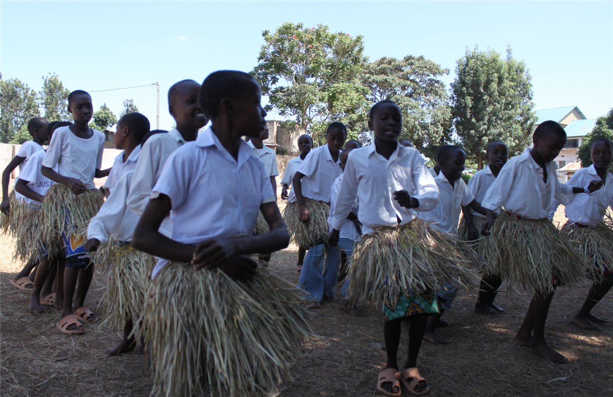 Girls welcome with dance